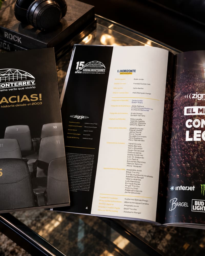 Revista conmemorativa de Arena Monterrey abierta sobre una mesa, con sus páginas y créditos de producción.